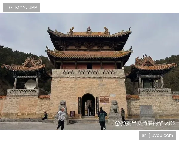 镜头捕捉：塞维利亚门将在扑出点球后，与后卫激烈讨论站位。